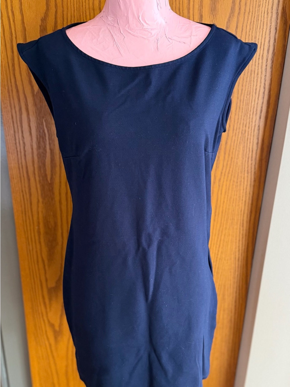 Classic Sleeveless Navy Midi Dress with Scoop Neck